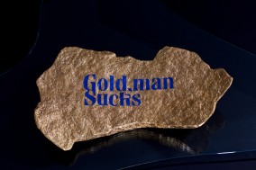 Gold,man Sucks (Object 11.1kg / 34.5cm x 56cm x 12.5cm, Dirk Marwig 2023)